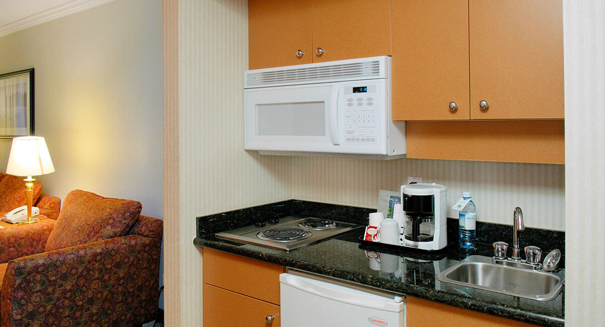 A room with a fully functioning kitchenette at the Holiday Inn North Vancouver